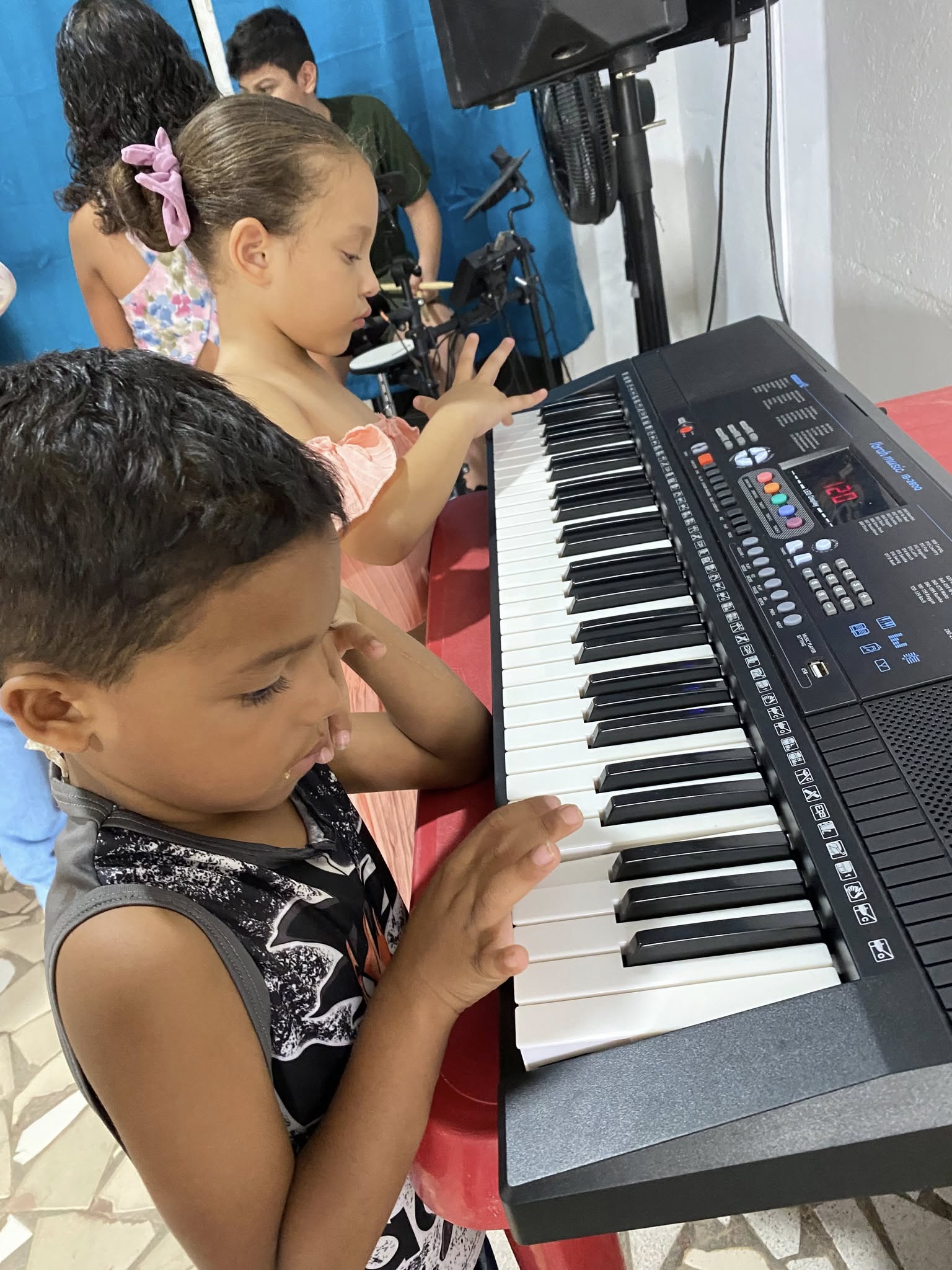 Ninos participando en formacion musical