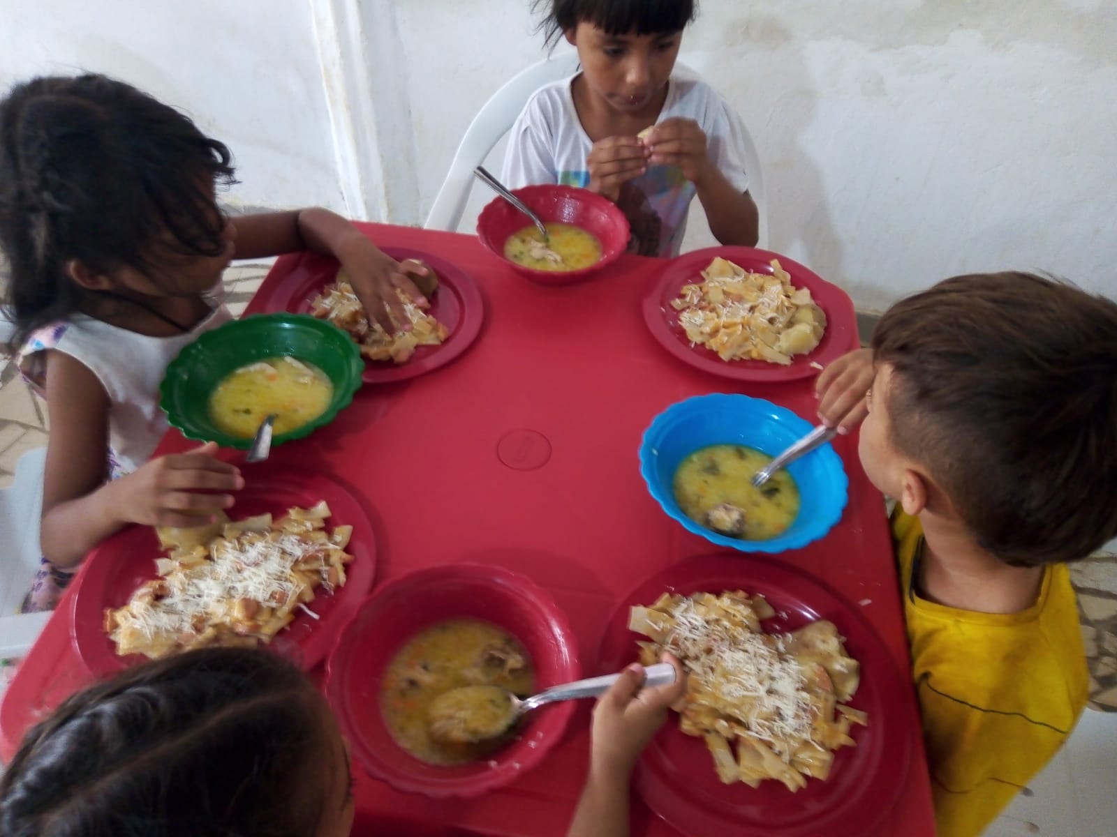 Ninos compartiendo alimentos en el comedor