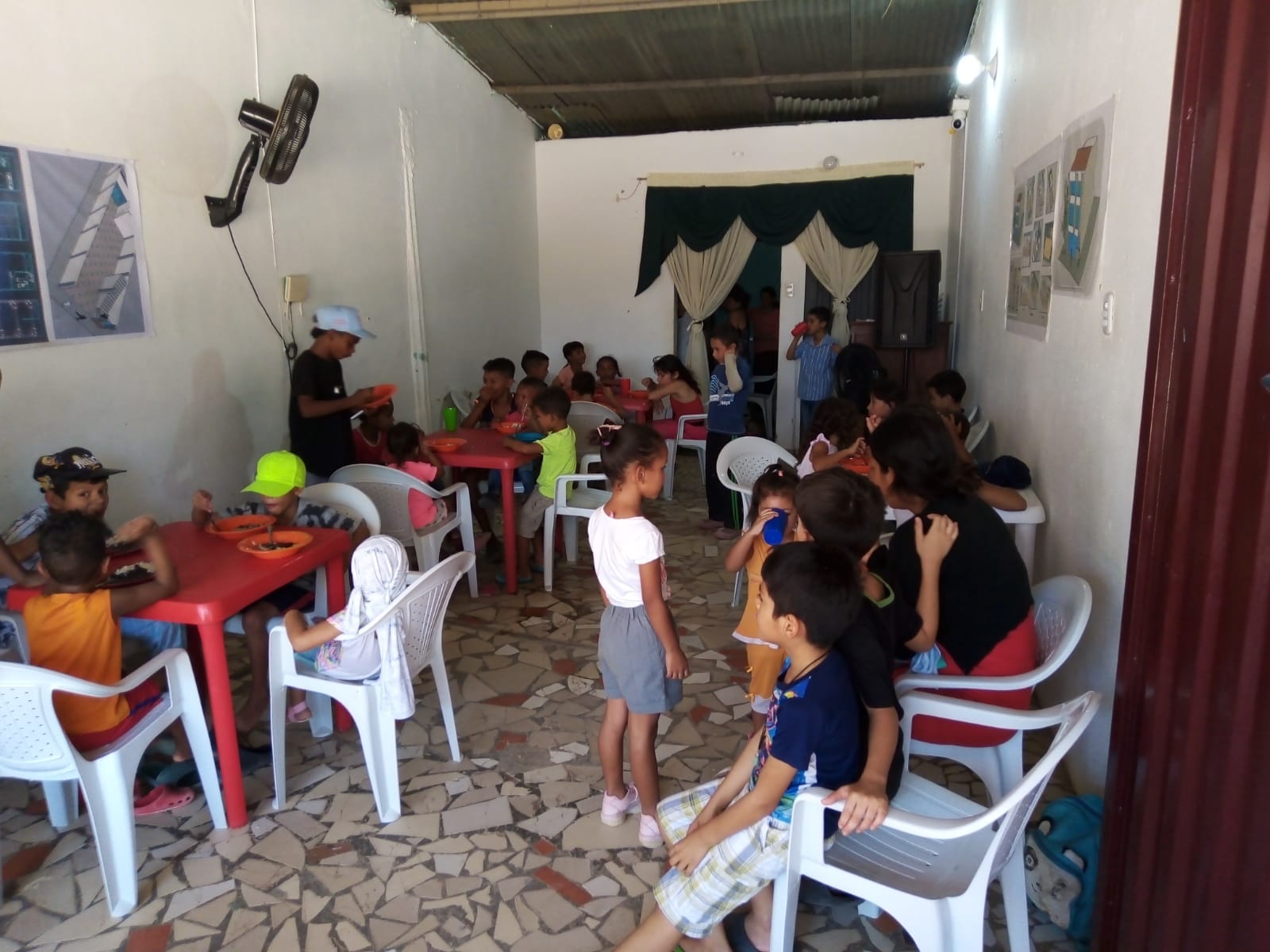 Niños compartiendo en el comedor infantil