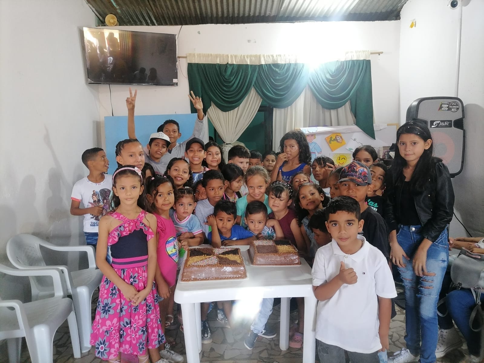 Grupo de niños celebrando en la fundacion