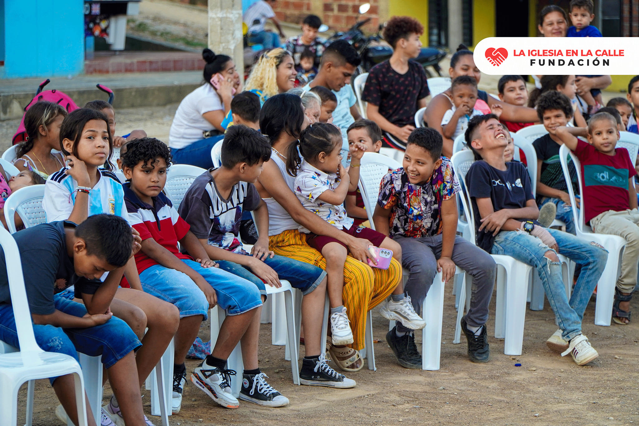 Ninos compartiendo en actividad del comedor