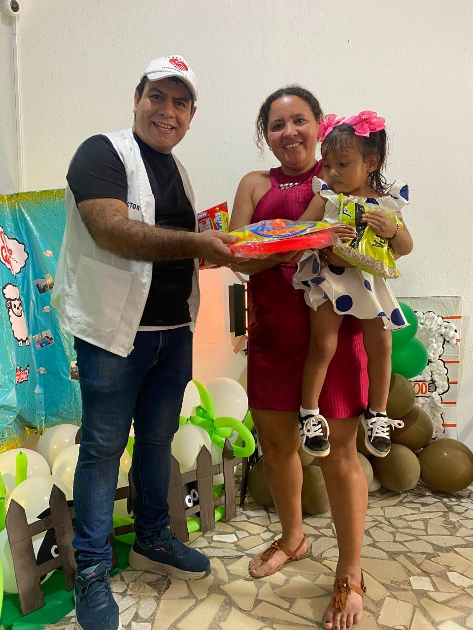 Entrega solidaria a ninos y familias
